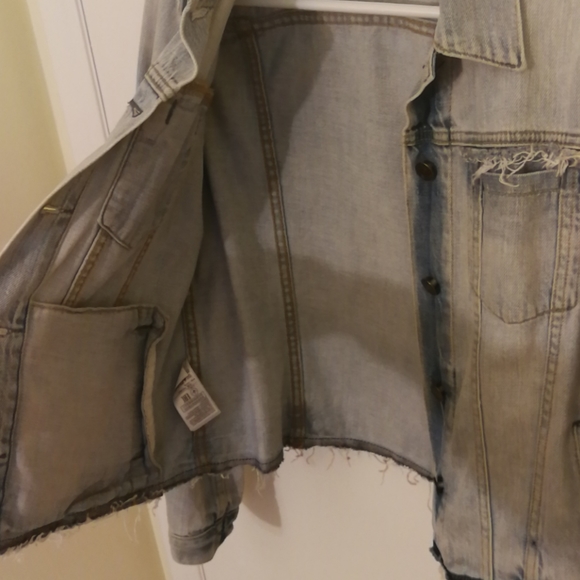 Light wash denim jacket w/ raw hem detail - Picture 4 of 8